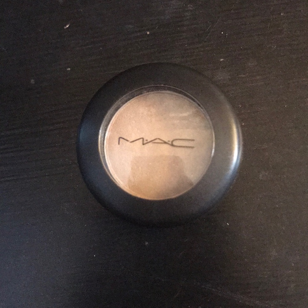 Mac eyeshadow in shroom